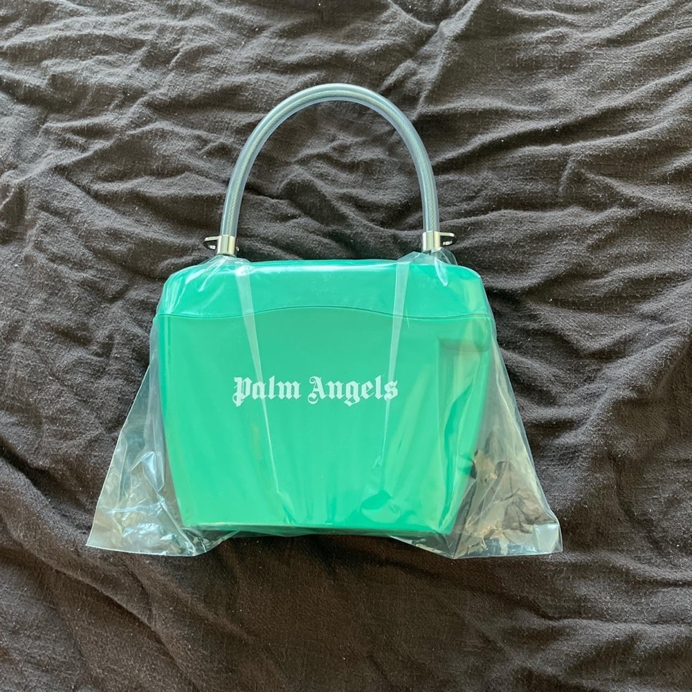 BRAND NEW NEVER OPENED BOUGHT OF SSENSE 
everything included.